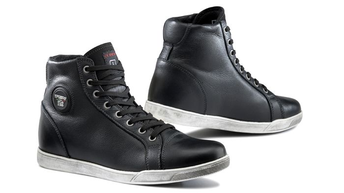 Τα TCX X-Street θα τα βρείτε στην τιμή των 129 ευρώ στο ηλεκτρονικό κατάστημα της Bikers World. Περισσότερα στο τηλ. 210-2772422.