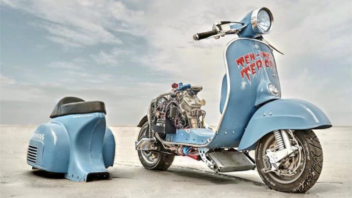 Η επίμαχη Vespa, με τον κινητήρα σε κοινή θέα. 