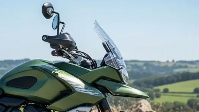 Η συνεργασία της Triumph με την Bajaj έχει αλλάξει τα δεδομένα στη μεσαία κατηγο Η συνεργασία της Triumph με την Bajaj έχει αλλάξει τα δεδομένα στη μεσαία κατηγορία μοτοσυκλετών. Στην αρχή ήταν το Speed 400, ένα naked που έδειξε αμέσως πως η αγγλο-ινδική σύμπραξη δεν παίζει σε δεύ