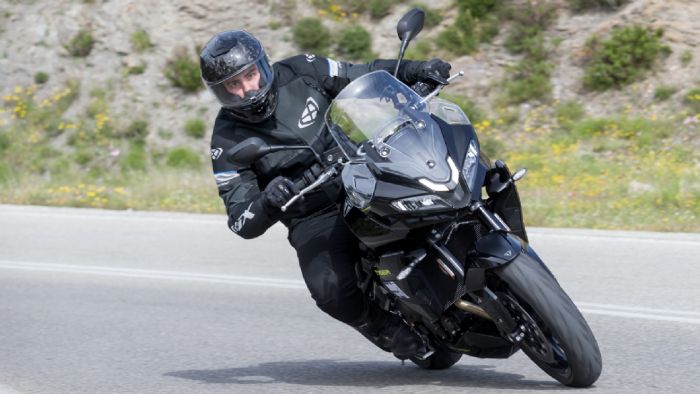 Η εικόνα του Tiger Sport 800 είναι άμεσα αναγνωρίσιμη, καθώς πατάει πάνω στη σχεδιαστική βάση του Tiger Sport 660, χωρίς όμως να δείχνει «μεγέθυνση».