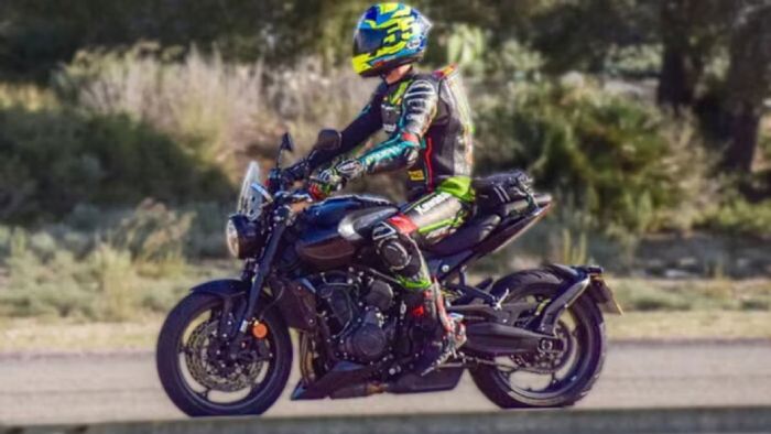 Οι πρώτες εικόνες της νέας Triumph Trident 800 προέρχονται από δοκιμές δρόμου στην Ινδία, αποκαλύπτοντας ένα μοντέλο που συνδυάζει τα μηχανικά μέρη της Tiger Sport 800 με την αισθητική της Trident 660