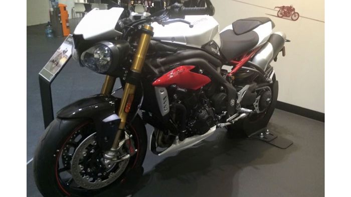 Γνώριμο πακέτο με λίγο πιο αιχμηρές λεπτομέρειες για το Speed Triple R.