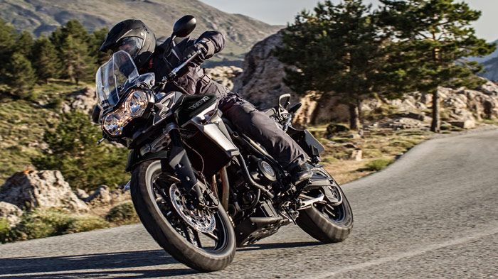 Ανανεωμένο κυρίως στον τομέα της εργονομίας και των ηλεκτρονικών συστημάτων παρουσιάζεται το Triumph Tiger 800.