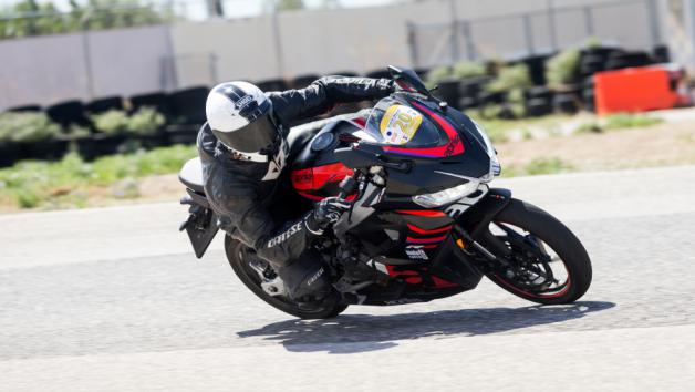 Aprilia RS 457 - Η μικρή RS κάνει ξεκάθαρη την αγωνιστική ιστορία της Aprilia με τους 54 τίτλους στο ενεργητικό της.