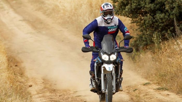 Το Voge 300 Rally επιστρέφει για το 2025 με μια σειρά ουσιαστικών αναβαθμίσεων, μπαίνοντας πλέον στη νέα εποχή των Euro5+ προδιαγραφών, χωρίς να χάνει την επιθετική του ταυτότητα. 