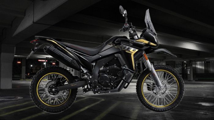 Η Voge παρουσίασε το 300 Rally Black Knight E5+ με σκοπό να κατακτήσει τις καρδιές των adventure αναβατών σε μια επιβλητική μαύρη έκδοση, που αναδεικνύει τη μαχητική της φύση.