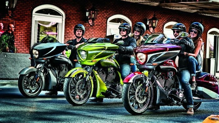 Εντυπωσιακοί χρωματισμοί, φινιρίσματα αποχρώσεων, μεγάλοι τροχοί. Έτοιμη για το Εντυπωσιακοί χρωματισμοί, φινιρίσματα αποχρώσεων, μεγάλοι τροχοί. Έτοιμη για το Vegas (εκεί παρουσιάστηκε άλλωστε).