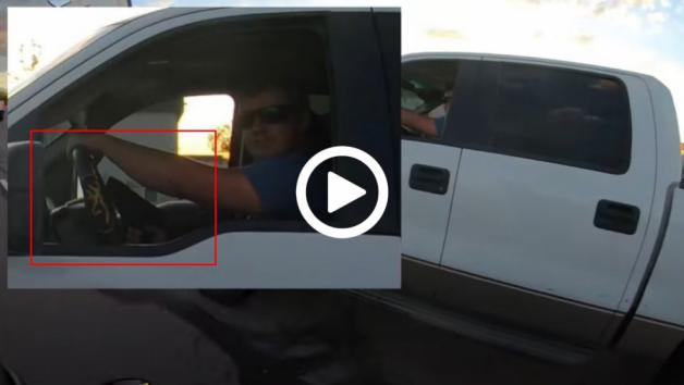  VIDEO: Νταής βγάζει όπλο σε αναβάτη