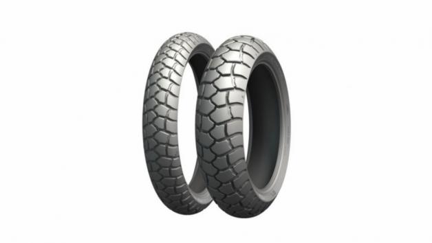Τα μικτής χρήσης ελαστικά Michelin Anakee Adventure, με πιο ασφάλτινο προσανατολισμό, παρέχουν την απαραίτητη πρόσφυση σε άσφαλτο και χώμα χάρη στην δίγομη τεχνολογία M+S. 