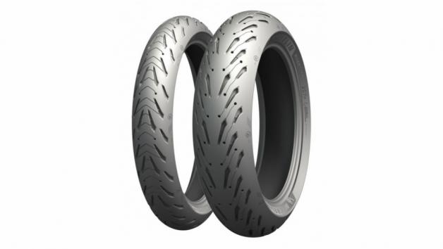 Το Michelin Road 5, είναι ιδανικό για μεσαίου κυβισμού Sport μοτοσυκλέτες και πρ Το Michelin Road 5, είναι ιδανικό για μεσαίου κυβισμού Sport μοτοσυκλέτες και προσφέρει εξαιρετική χιλιομετρική απόδοση και επιδόσεις σε στεγνό και βρεγμένο.