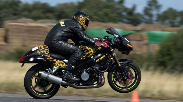 O Gary Rothwell σουζάρει με 318 χ.α.ώ. προς τη νίκη. O Gary Rothwell σουζάρει με 318 χ.α.ώ. προς τη νίκη.