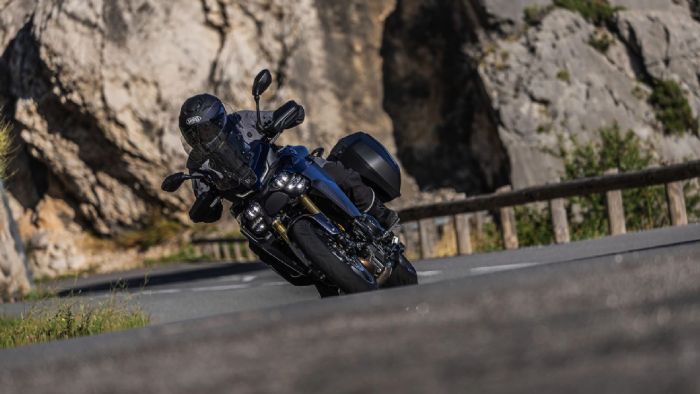 Η SHAD σε συνεργασία με τη Yamaha παρουσιάζει το πρώτο στον κόσμο σύστημα ασύρμα Η SHAD σε συνεργασία με τη Yamaha παρουσιάζει το πρώτο στον κόσμο σύστημα ασύρματης και keyless λειτουργίας αποσκευών, το οποίο κάνει πρεμιέρα στην Tracer 9 GT