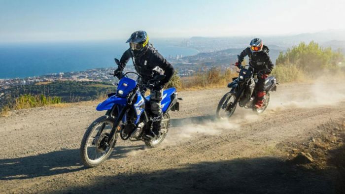 Η Yamaha προχώρησε στην επίσημη παρουσίαση της WR125R, σηματοδοτώντας την επιστροφή ενός μοντέλου που είχε αποκτήσει ξεχωριστή θέση στην κατηγορία των μικρών dual-sport μοτοσυκλετών. Η νέα γενιά έρχετ