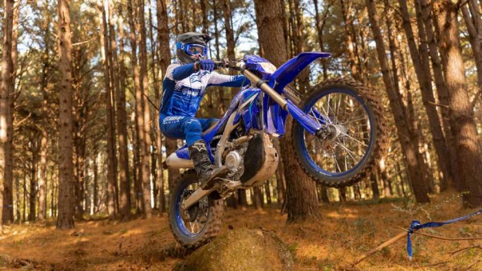 Η Yamaha προχωρά σε στοχευμένο φρεσκάρισμα για τα WR250F και WR450F του 2026, εισάγοντας μια λειτουργία που μπορεί να αλλάξει τα δεδομένα στο off-road: αντικλεπτικό κλείδωμα ECU. Μέσω της εφαρμογής Ya