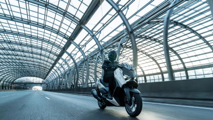 Το Yamaha XMAX 300 Tech MAX θεωρείται εδώ και χρόνια σημείο αναφοράς στην κατηγορία των sport scooter μεσαίου κυβισμού. Η κομψή και δυναμική σχεδίασή του, ο σπορ χαρακτήρας αλλά και η premium ποιότητα