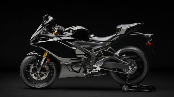 Η Yamaha παρουσίασε τη νέα έκδοση του YZF-R25, το οποίο απευθύνεται αποκλειστικά στις ασιατικές αγορές και αποτελεί μια πιο προσιτή και «σφιχτή» εναλλακτική του R3. 