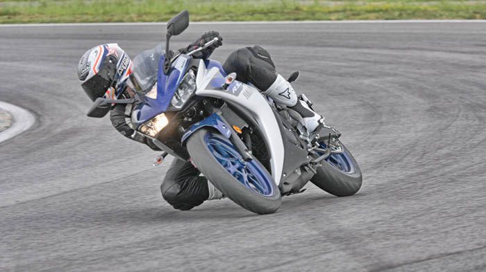 Είχαμε την τύχη να οδηγήσουμε το R3 στην υπέροχη πίστα των Σερρών. Παρόλο που δεν αποτελεί απόλυτο εργαλείο πίστας, τα καταφέρνει μια χαρά ΚΑΙ εκεί.