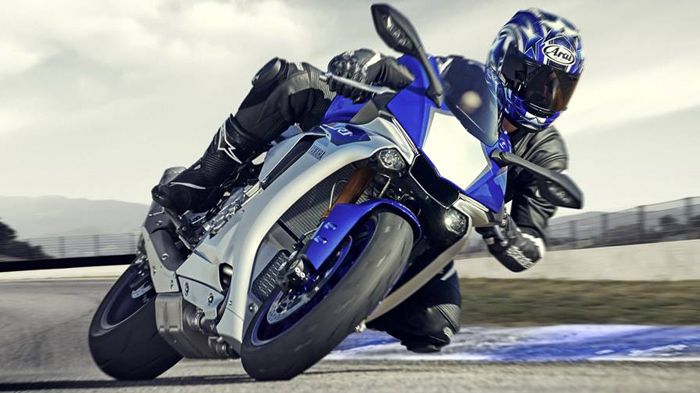 Μπορεί το νέο Yamaha R1 να προκαλέσει την ίδια επανάσταση με τον πρόγονο του, 17 χρόνια αργότερα; Ίσως όχι, παρόλα αυτά, διαθέτει λαχταριστή τεχνολογία.