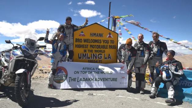 Έξι Africa Twin σκαρφαλώνουν στα 21.400 μέτρα Έξι Africa Twin σκαρφαλώνουν στα 21.400 μέτρα