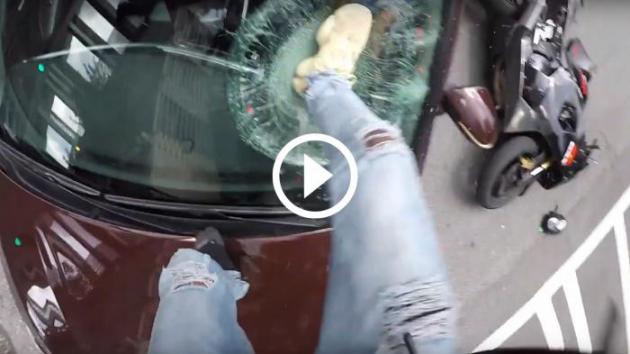 Εκνευρισμένος αναβάτης σπάει παρμπρίζ αυτοκινήτου [video]