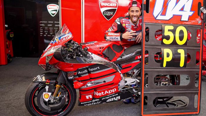 O Andrea Dovizioso, μπροστά στην Desmosedici GP20 έχοντας μόλις πετύχει την 50η O Andrea Dovizioso, μπροστά στην Desmosedici GP20 έχοντας μόλις πετύχει την 50η νίκη της Ducati στα MotoGP.