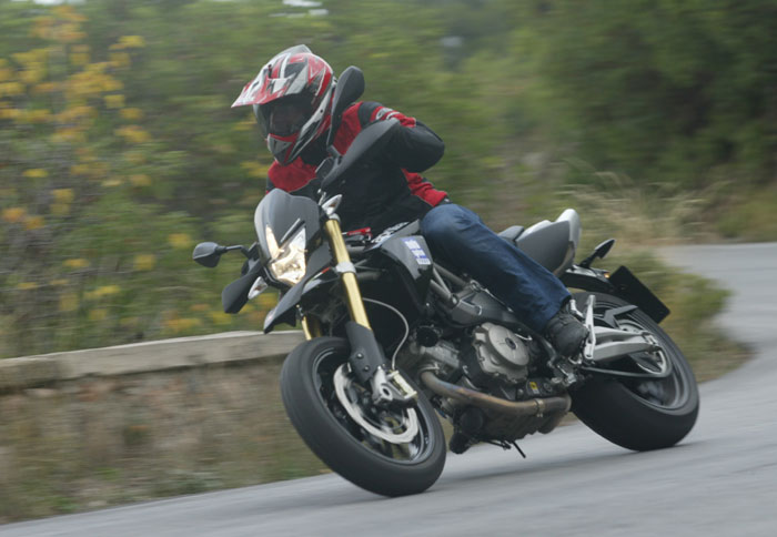 Δοκιμάζουμε το νέο δικύλινδρο της Aprilia