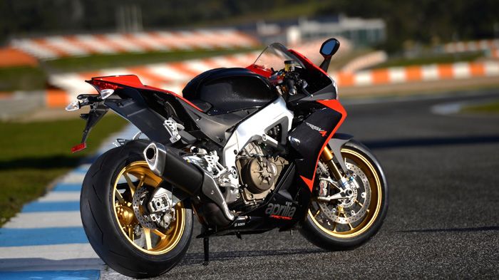 Με έκπτωση που ανέρχεται στο 25% της τιμής λιανικής προσφέρει η Aprilia τα μοντέλα της σε όσους θέλουν να συμμετέχουν σε κάποιο από τα πρωταθλήματα της χώρας μας.