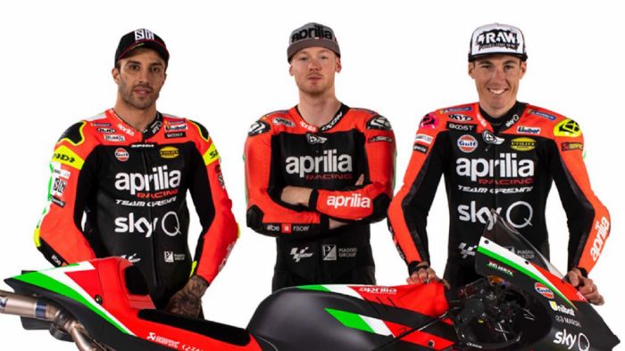 Από αριστερά: Andrea Iannone, Bradley Smith, Aleix Espargaro, στην φωτογράφηση με την μοτοσυκλέτα του 2020. 