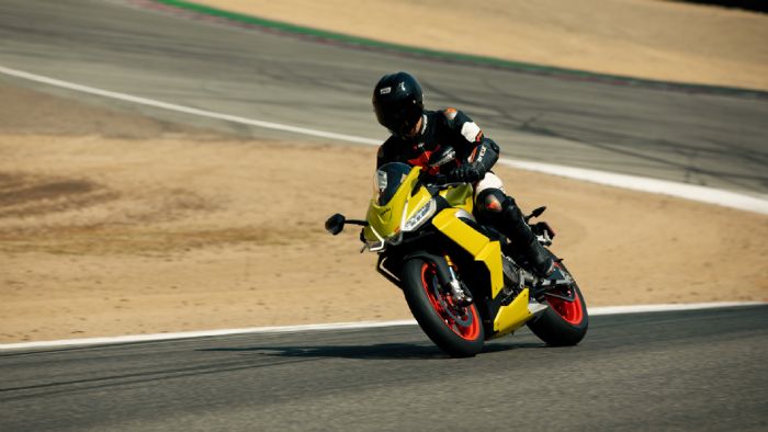 H Aprilia RS660 στο Acid Gold χρώμα της. 