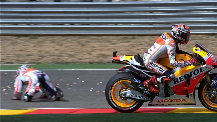 Η στιγμή της πίκρας για τον Pedrosa. Έχει ήδη φάει highside, με τον Marquez να τον προσπερνάει, πηγαίνοντας για μία ακόμη νίκη.