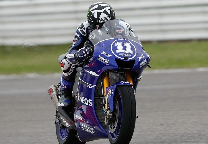 Το νούμερο 11, ο Τεξανός αναβάτης της Yamaha Ben Spies πρώτευσε στα δεύτερα ελεύθερα δοκιμαστικά στο Aragon, υπό δυνατή βροχή.