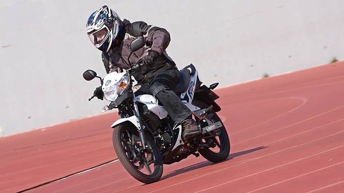 Είναι πρακτικό και οικονομικό σαν οποιοδήποτε άλλο παπί – με τη διαφορά ότ Είναι πρακτικό και οικονομικό σαν οποιοδήποτε άλλο παπί – με τη διαφορά ότι διαθέτει τρομερό εξοπλισμό για τα δεδομένα της κατηγορίας.