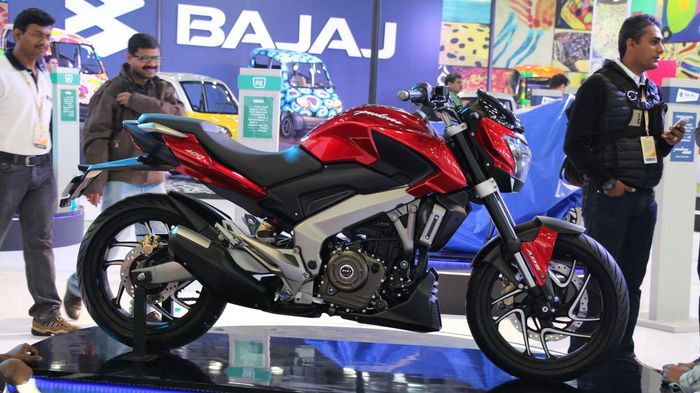 Όμορφη και σύγχρονη μοτοσικλέτα το Bajaj Pulsar CS400, με μυώδη εμφάνιση, ανάποδ Όμορφη και σύγχρονη μοτοσικλέτα το Bajaj Pulsar CS400, με μυώδη εμφάνιση, ανάποδο πιρούνι, δισκόφρενα και στάνταρ ABS.