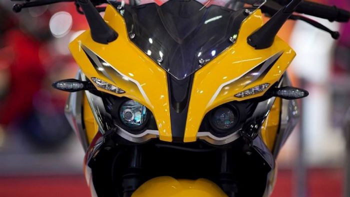 H χαρακτηριστική μάσκα των Bajaj RS.