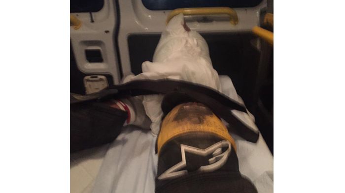 Η φωτογραφία μέσα από το ασθενοφόρο συνόδευε το πρώτο του Tweet που ανακοίνωσε το συμβάν.