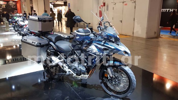 Το νέο Benelli TRK 502X στο περίπτερο της EICMA 2019. 
