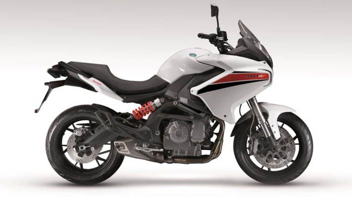 To ΒΝ600R επηρέασε και το BN302 στο σχεδιασμό του. Πρόκειται για ένα γυμνό μοτοσ To ΒΝ600R επηρέασε και το BN302 στο σχεδιασμό του. Πρόκειται για ένα γυμνό μοτοσικλετάκι 300 κ.εκ., το οποίο προορίζεται για κατόχους του διπλώματος Α2.