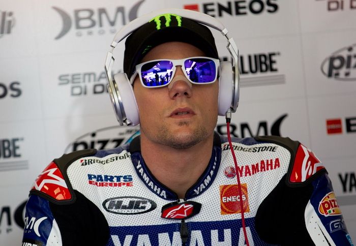 Πέρα από την επέμβαση, θα ήταν καλό να βρεθεί κάποια γιαγιάκα να κάνει κι ένα γε Πέρα από την επέμβαση, θα ήταν καλό να βρεθεί κάποια γιαγιάκα να κάνει κι ένα γερό ξεμάτιασμα στον Spies, μπας και δει άσπρη μέρα!