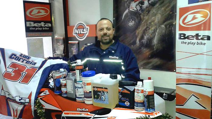 Δώρα αξίας 500 ευρώ και ένα ζευγάρι λάστιχα παρέλαβε ο Βασίλης Πετρόπουλος, κυπελλούχος Enduro Ν. Ελλάδας στην κατηγορία Ε2 από την «Τhe Fuoristrada Co.»