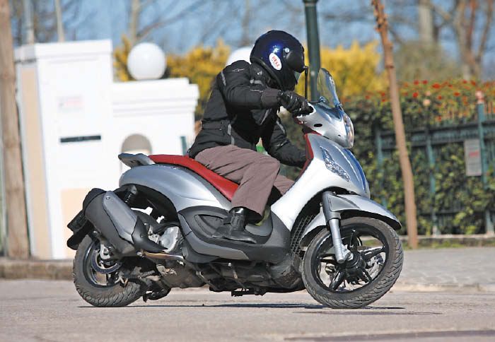 Το Beverly 350 επιδεικνύει καλό κράτημα, και μαζί με το ABS / ASR εκτοξεύει την αυτοπεποίθηση του αναβάτη.