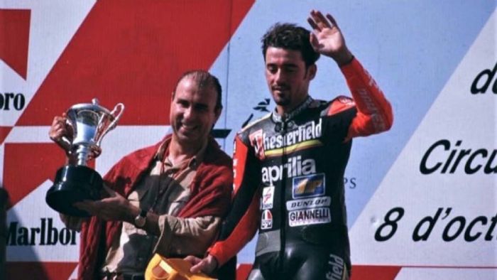 O Max Biaggi (δεξιά) μαζί με τον Ivano Beggio, σε στιγμή βράβευσης. O Max Biaggi (δεξιά) μαζί με τον Ivano Beggio, σε στιγμή βράβευσης.