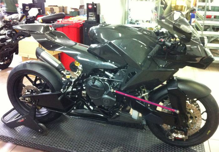 H μοτοσικλέτα των 25.000 ευρώ κινείται από το μοτέρ που χρησιμοποιεί το Honda CBR 600R.