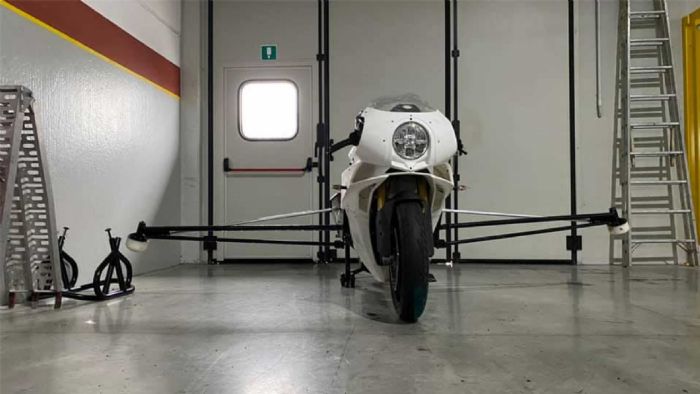 Η Bimota KB4 με τον δοκιμαστικό εξοπλισμό επάνω της. 