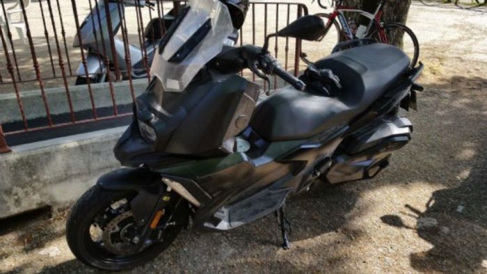 Η φωτογραφία του νέου scooter, που αποκαλύπτει κρίσιμες λεπτομέρειες για την ταυτότητά του. 