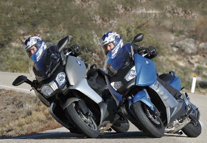 Σημείο κλειδί για το εκπληκτικό κράτημα που θυμίζει μοτοσικλέτα είναι η θέση του Σημείο κλειδί για το εκπληκτικό κράτημα που θυμίζει μοτοσικλέτα είναι η θέση του κινητήρα στο κέντρο του scooter.