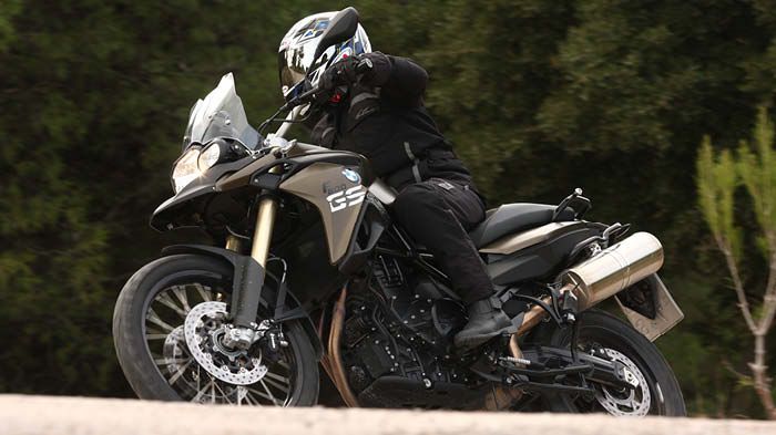 Διασκεδαστικό και στην άσφαλτο, το GS διαθέτει πολύ καλό κράτημα, αλλά και ζωντα Διασκεδαστικό και στην άσφαλτο, το GS διαθέτει πολύ καλό κράτημα, αλλά και ζωντανό κινητήρα.