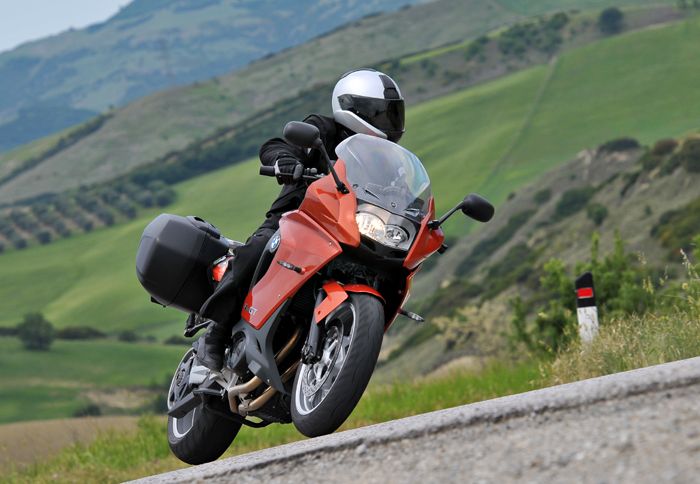 Η BMW παρουσίασε στην EICMA το νέο F 800 GT, το οποίο αντικαθιστά το παλιότερο F Η BMW παρουσίασε στην EICMA το νέο F 800 GT, το οποίο αντικαθιστά το παλιότερο F 800 ST.