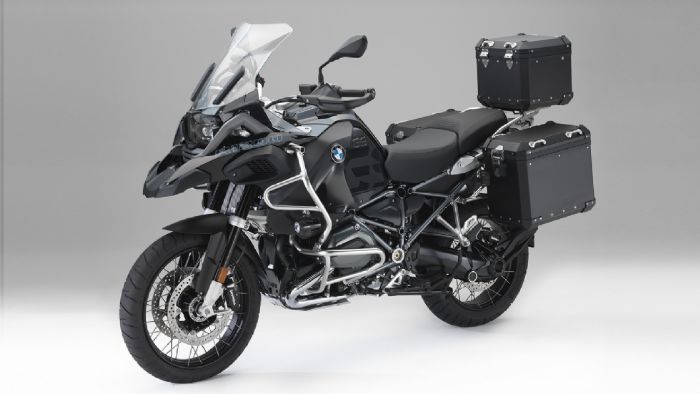 Τα νέα αξεσουάρ σε μαύρο χρώμα, κοσμούν την GS της φωτογραφίας. Πως σας φαίνονται; 