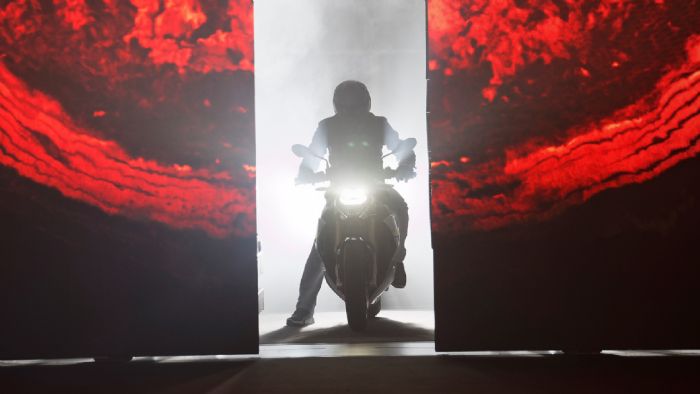 Η teaser εικόνα που έδωσε στην δημοσιότητα η BMW, για τα νέα της Roadster. Η teaser εικόνα που έδωσε στην δημοσιότητα η BMW, για τα νέα της Roadster.