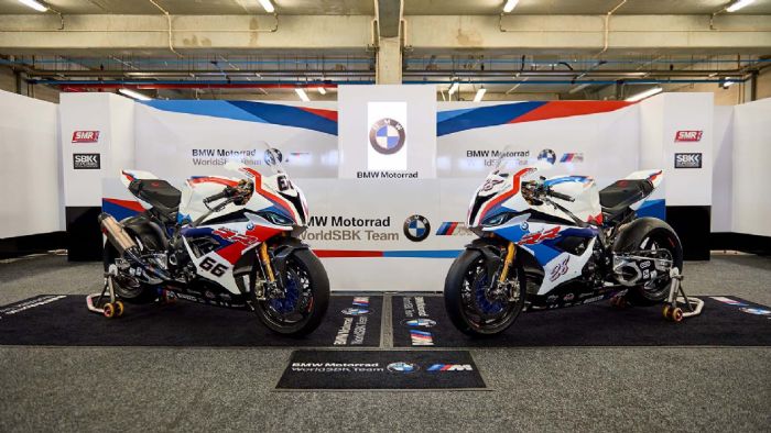 Οι δύο μοτοσυκλέτες της BMW σε όλο τους το μεγαλείο. 